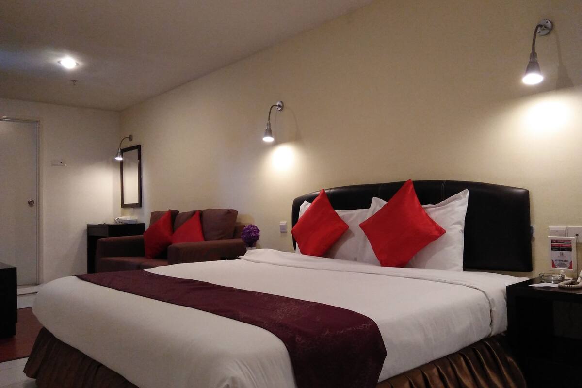 Suite | Desk, iron/ironing board, free WiFi