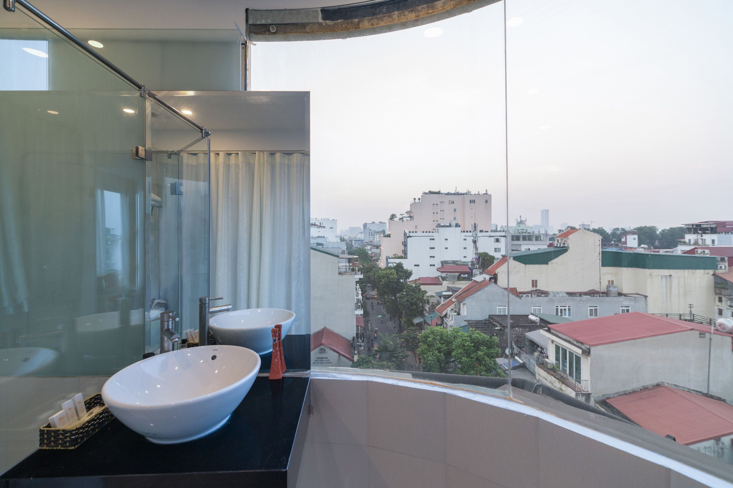 royal panorama suite city view | bathroom | shower, rainfall showerhead, free toiletries, hair dryer