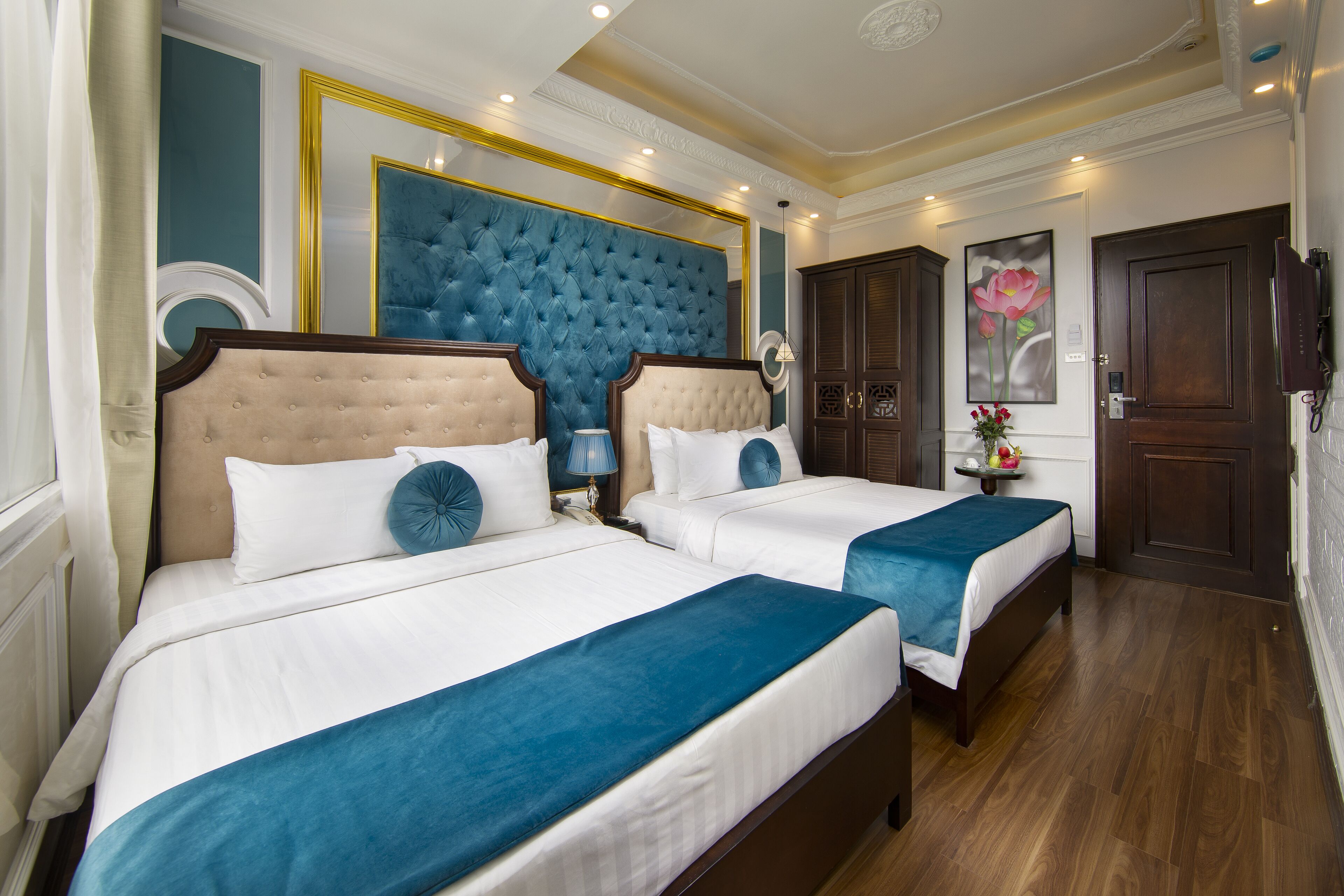 family room with large window | 1 bedroom, memory-foam beds, minibar, in-room safe