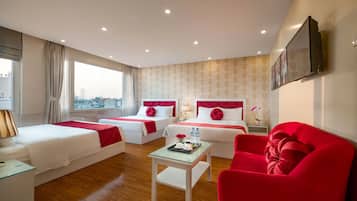 Senge med madrasser af memory foam, minibar, pengeskab på værelset