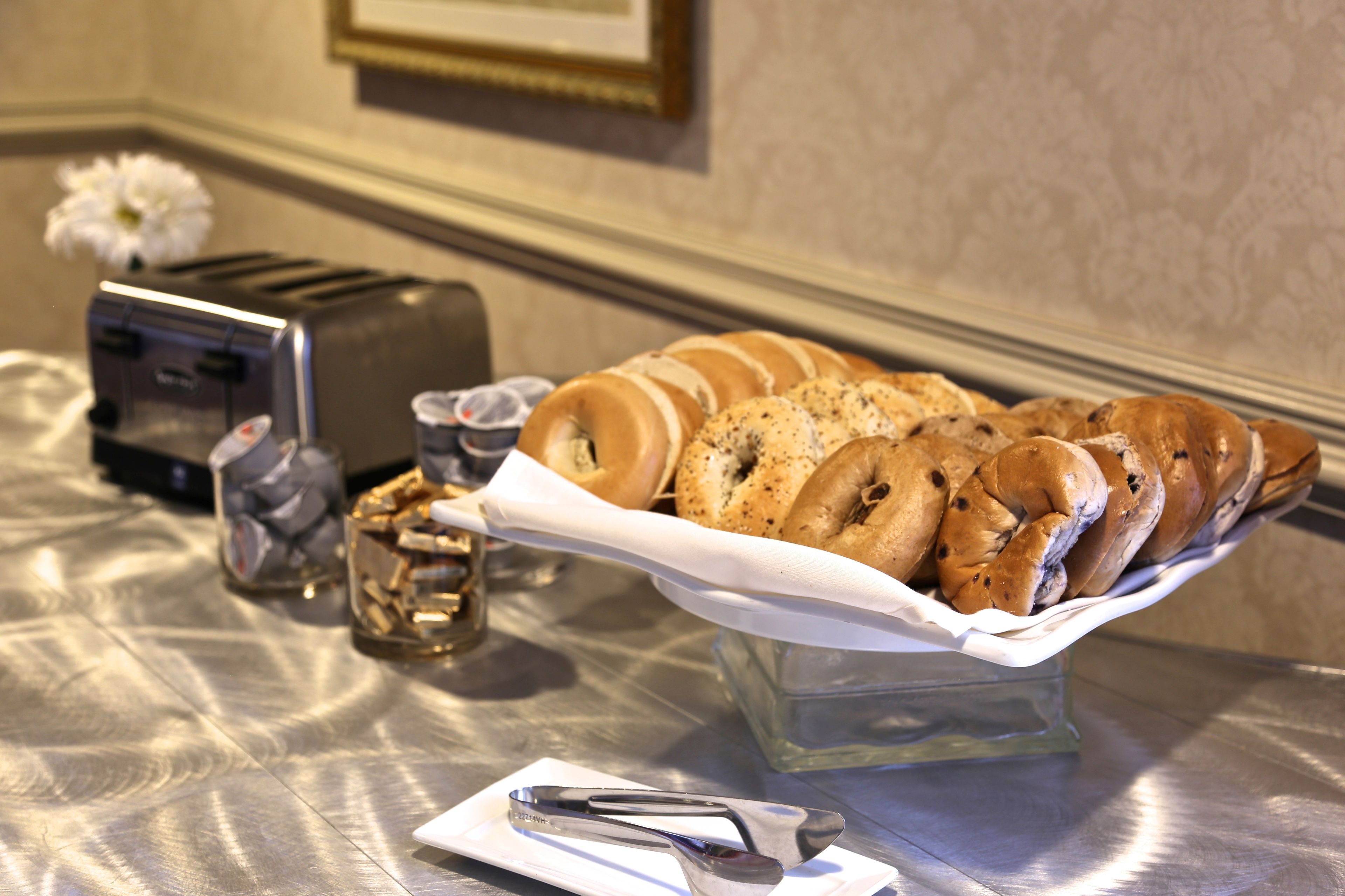 Een ontbijtbuffet met bagels en een broodrooster.