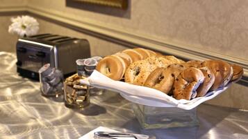 Een ontbijtbuffet met bagels en een broodrooster.