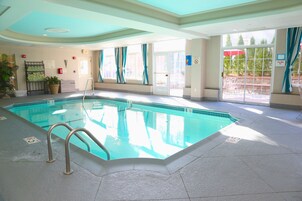 Indoor pool, sun loungers