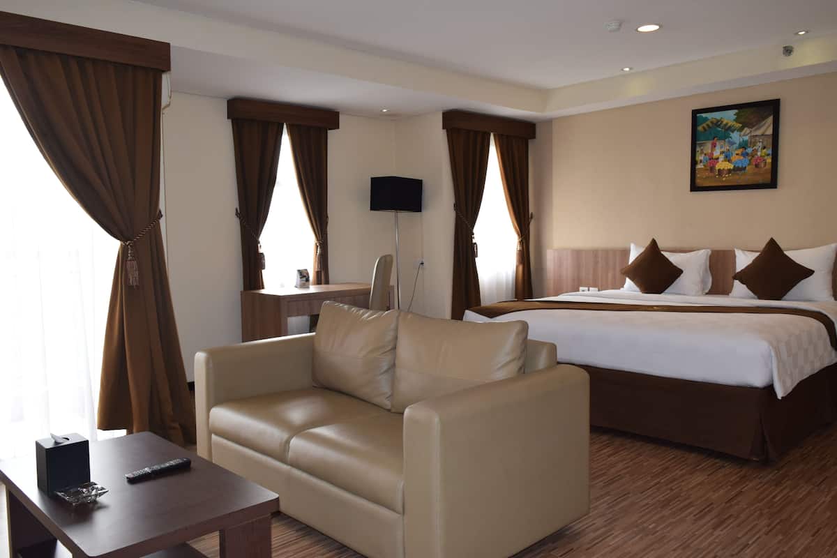 Deluxe Double Room | In-room safe, desk, free WiFi, bed sheets