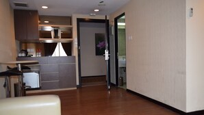 Family Room, 3 Bedrooms | Living area | 32-inch LCD TV with cable channels, TV - Horison Grand Serpong (Tangerang)