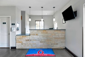 Lobby - Studio 6 Pleasanton, TX (Pleasanton)