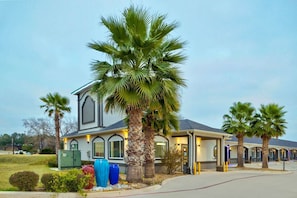 Exterior - Studio 6 Pleasanton, TX (Pleasanton)