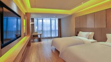 Minibaari, tallelokero huoneessa, silitysrauta/-lauta, internet