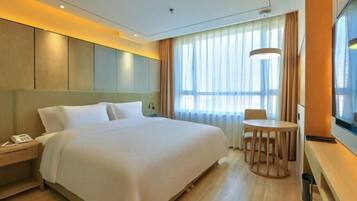 Minibaari, tallelokero huoneessa, silitysrauta/-lauta, internet