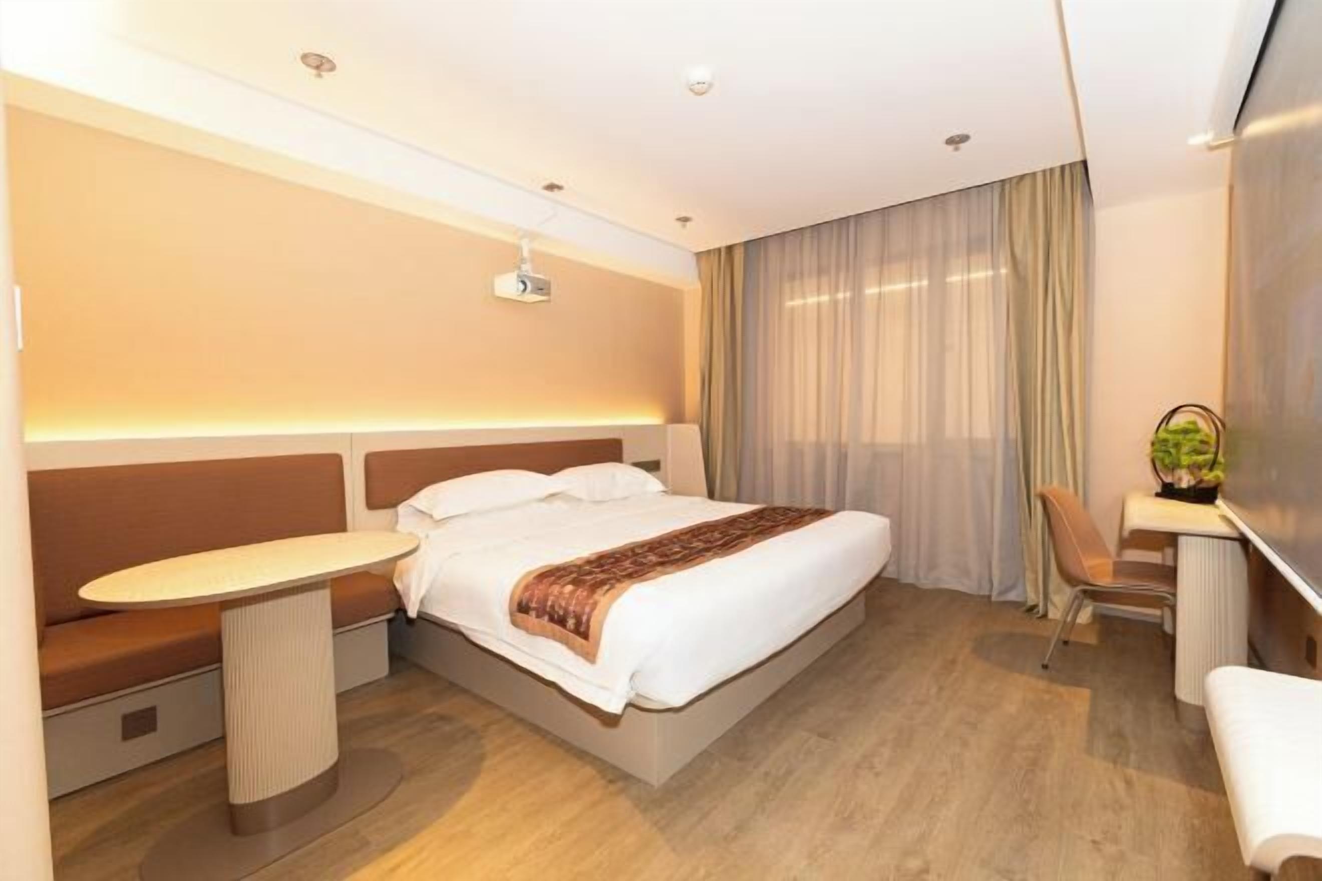 Minibar, in-room safe, iron/ironing board, Internet