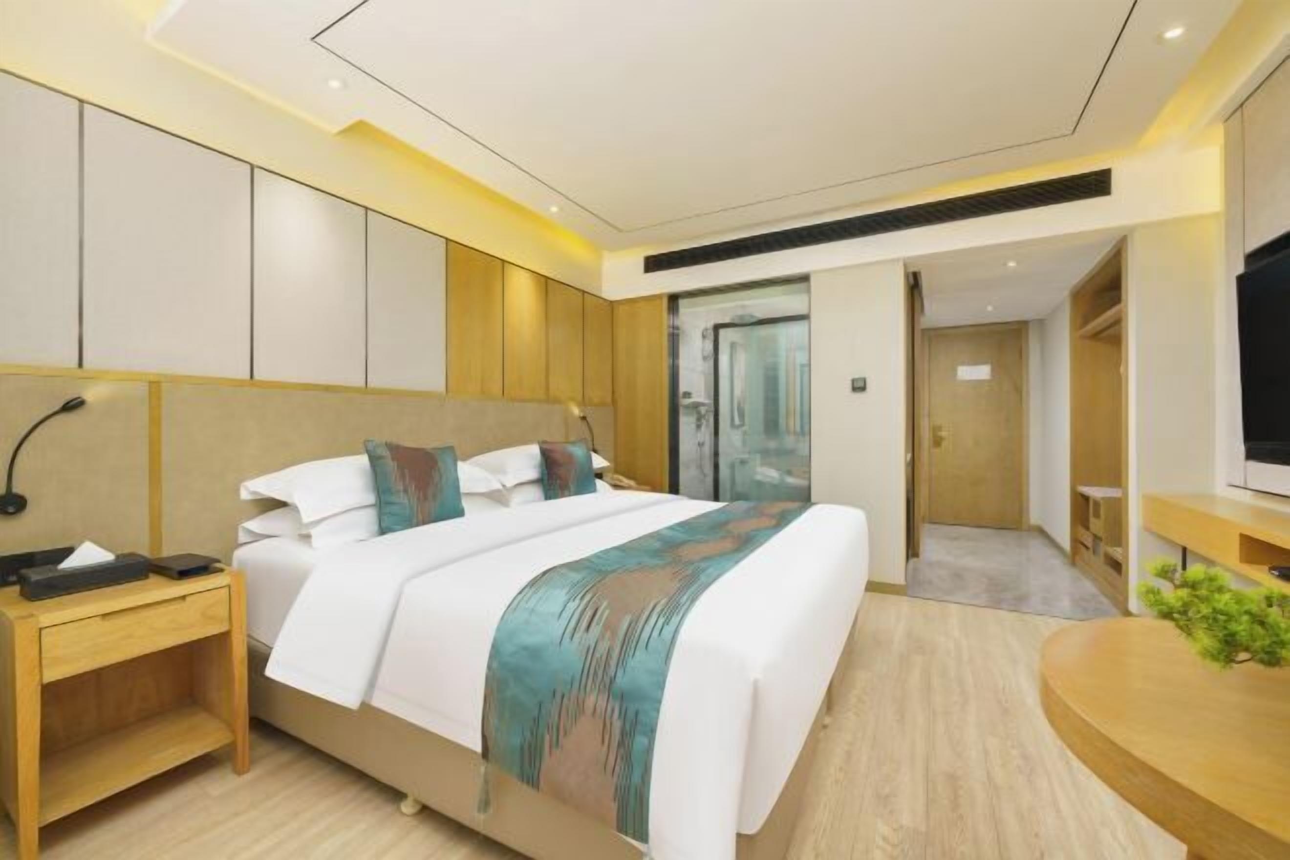 Minibar, in-room safe, iron/ironing board, Internet