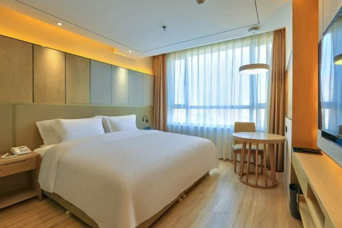 Minibar, in-room safe, iron/ironing board, Internet