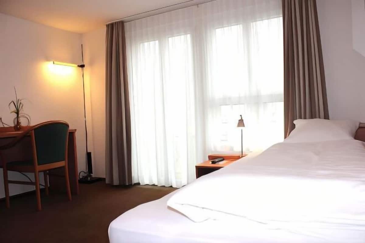 Caixa forta a l'habitació, escriptori i cortines opaques