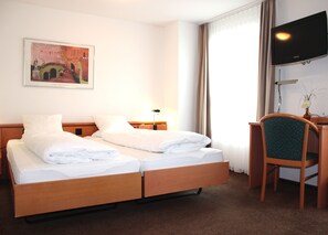 Double Room (Relax) | In-room safe, desk, blackout drapes, soundproofing - TOP Hotel Freihof Unteraegeri (Unterageri)