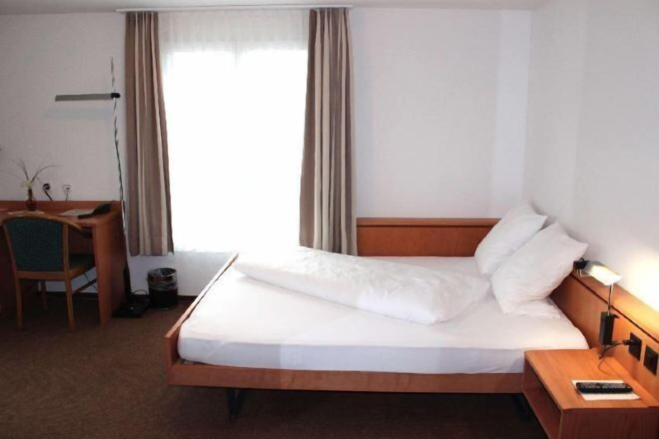 Safe på rommet, skrivebord, blendingsgardiner og lydisolert