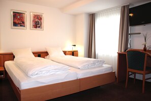 Double Room (Relax) | In-room safe, desk, blackout drapes, soundproofing - TOP Hotel Freihof Unteraegeri (Unterageri)