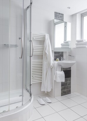 Club Apartment, 1 Bedroom | Bathroom | Designer toiletries, hair dryer, towels - SACO Holborn - Lamb's Conduit Street (London)