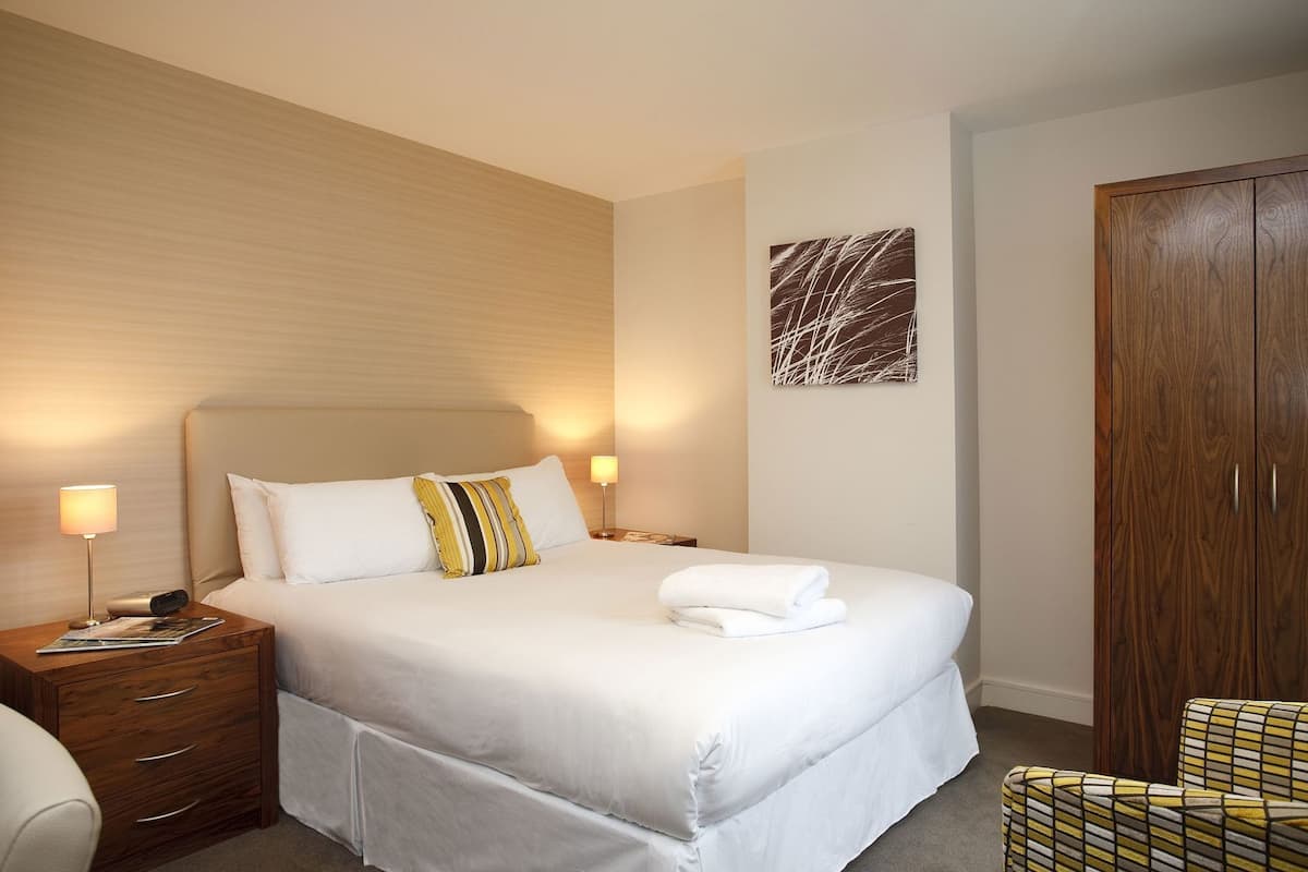 Premium bedding, in-room safe, iron/ironing board, free WiFi