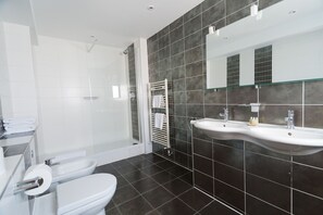 Designertoalettartikler, hårføner og håndklær