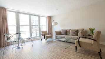 Departamento estándar, 2 habitaciones | Área de sala de estar | Televisión de pantalla plana de 32 pulgadas con canales por cable