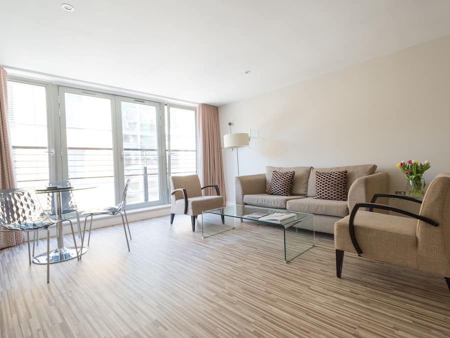 Căn hộ Tiêu chuẩn, 2 phòng ngủ | Khu phòng khách | TV màn hình phẳng 32-inch có truyền hình cáp, TV