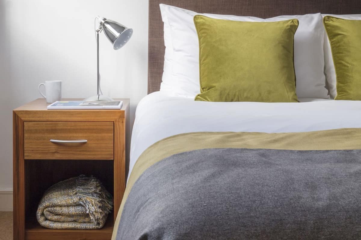 Premium bedding, in-room safe, iron/ironing board, free WiFi
