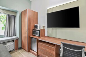 標準客房, 2 張加大雙人床, 非吸煙房 | 書桌、手提電腦工作空間、熨斗/熨衫板、免費嬰兒床