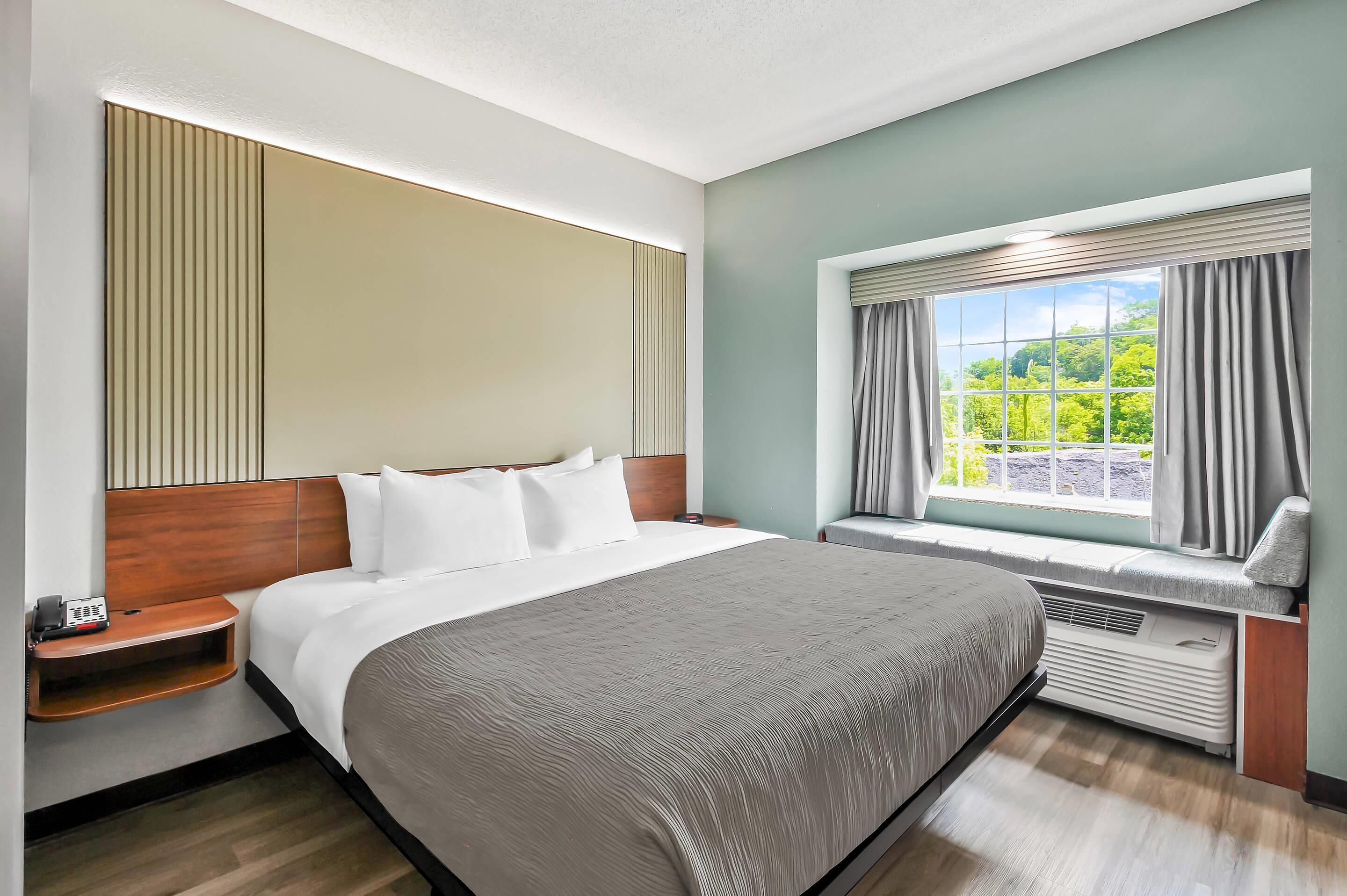 Suite, 1 letto king con divano letto, non fumatori | Una scrivania, postazione laptop, ferro/asse da stiro