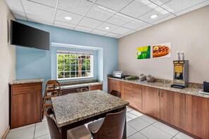 Free daily continental breakfast - Quality Inn & Suites (Washington)
