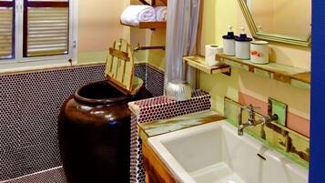 Dusche, kostenlose Toilettenartikel, Haartrockner, Handtücher