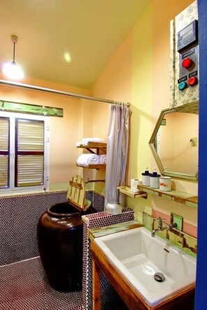Douche, articles de toilette gratuits, sèche-cheveux