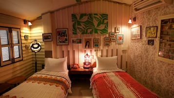 Individuell dekoriert, individuell eingerichtet, Schreibtisch