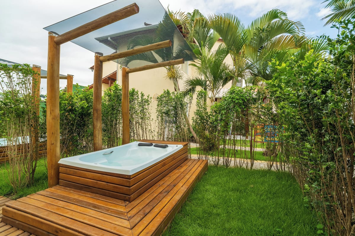 Suite Exclusive, idromassaggio | Area soggiorno | TV