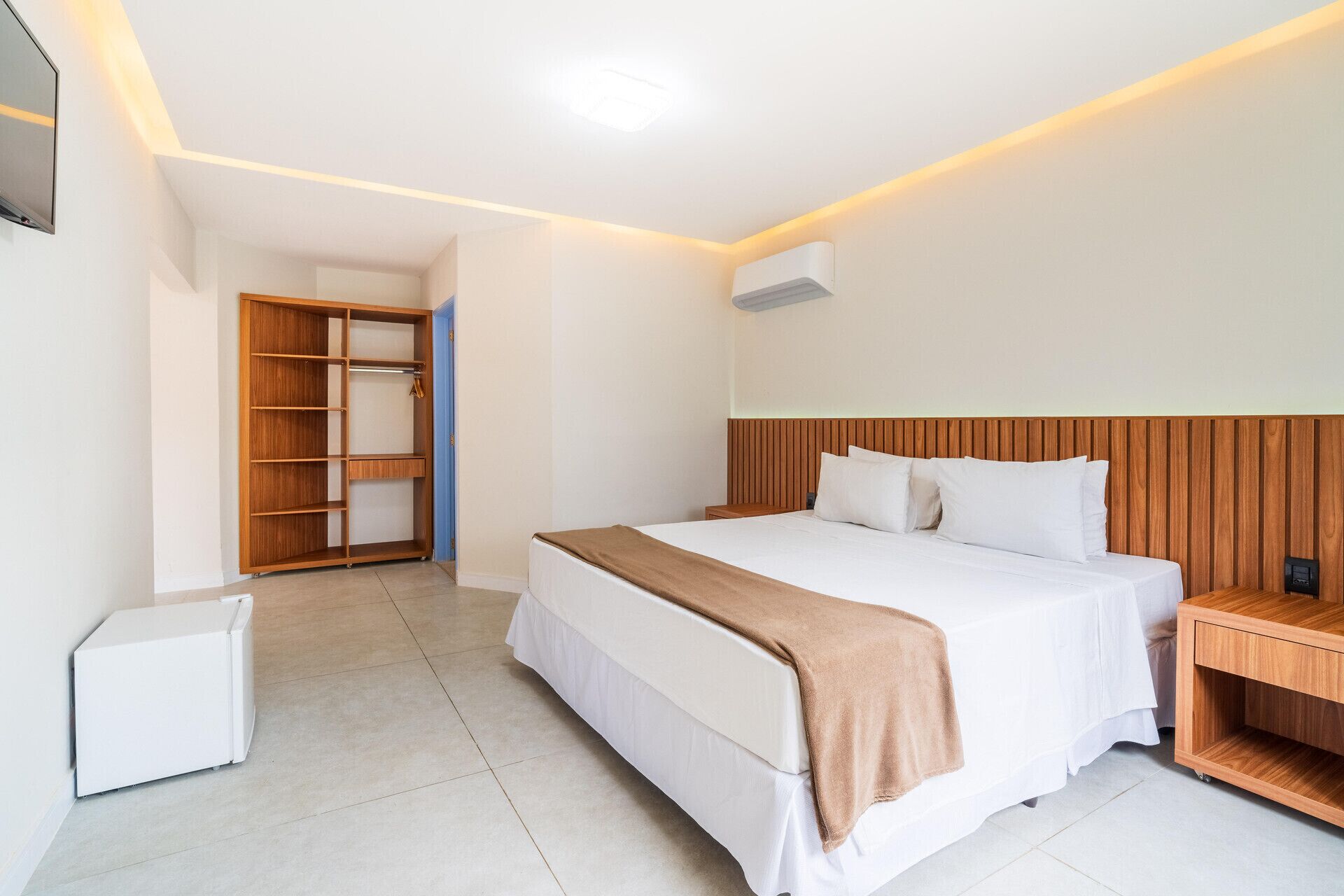 Minibar, in-room safe, bed sheets