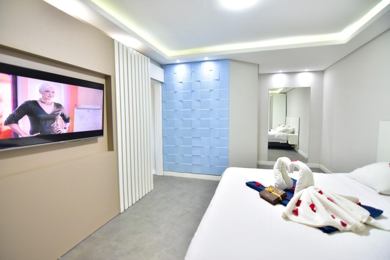 Minibar, in-room safe, bed sheets