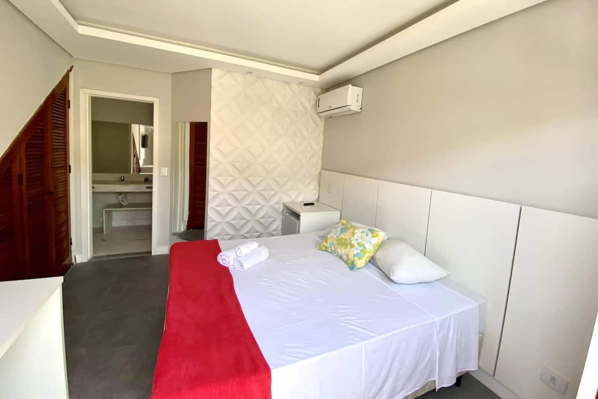 Deluxe Tek Büyük Yataklı Oda, Zemin Kat | 1 yatak odası, minibar, odada kasa, çarşaf takımı