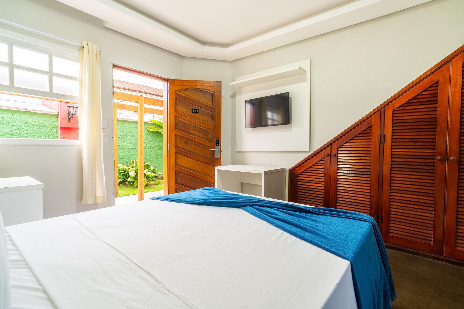 Minibar, in-room safe, bed sheets