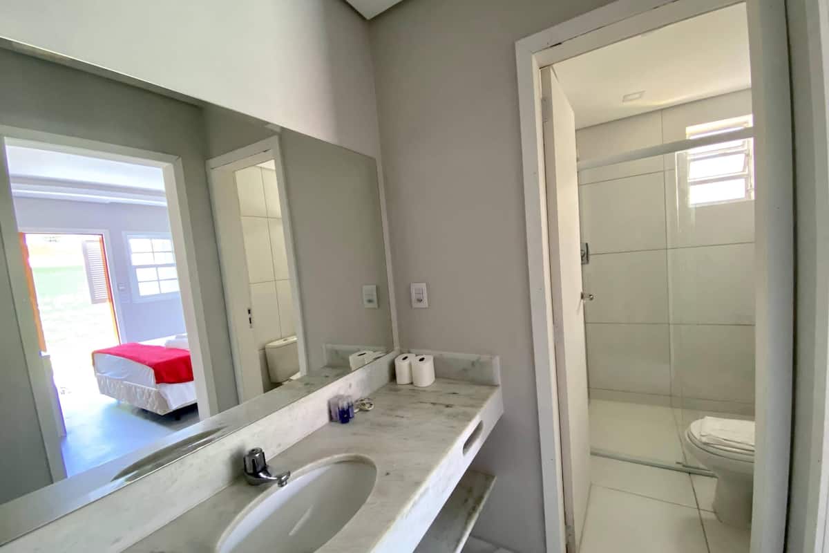 Deluxe Tek Büyük Yataklı Oda, Zemin Kat | 1 yatak odası, minibar, odada kasa, çarşaf takımı