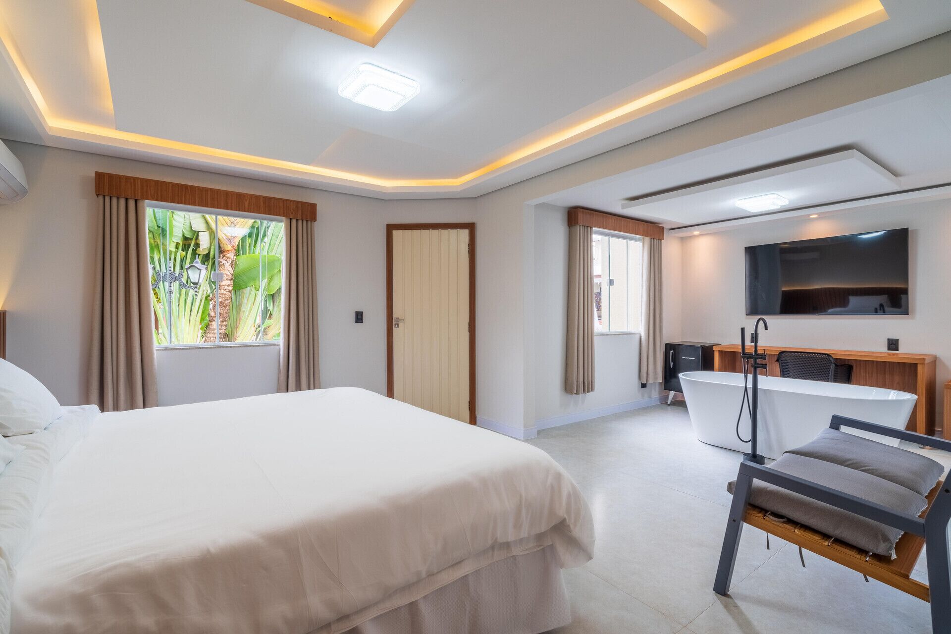 Minibar, in-room safe, bed sheets