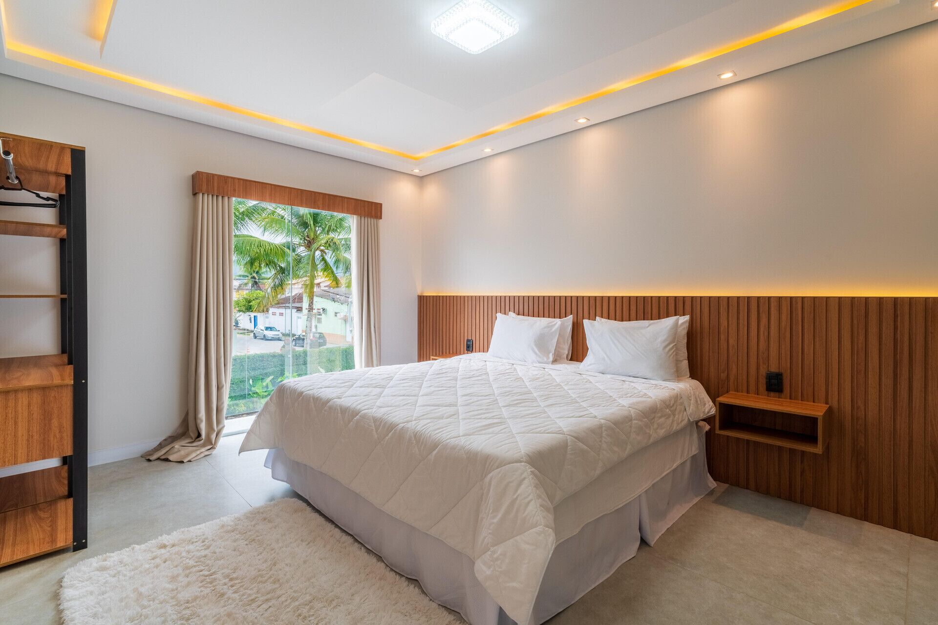 Minibar, in-room safe, bed sheets