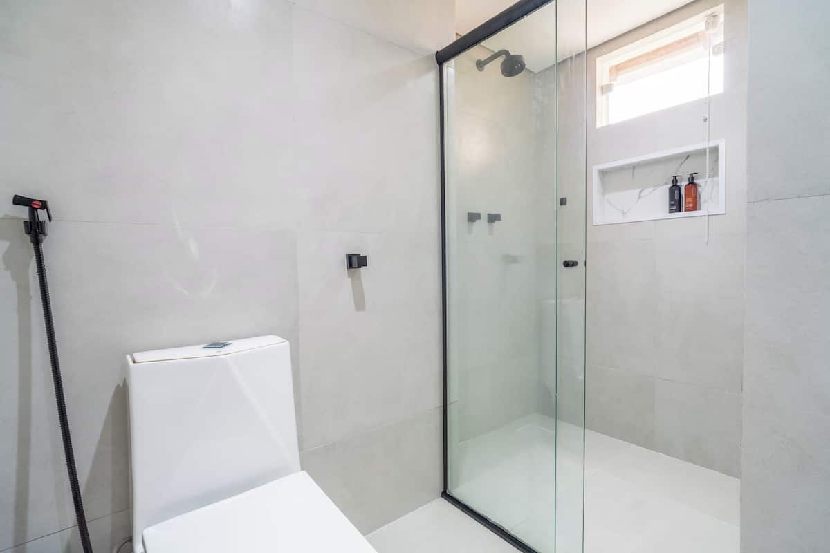 Premium Süit | Banyo | Duş, saç kurutma makinesi, havlu