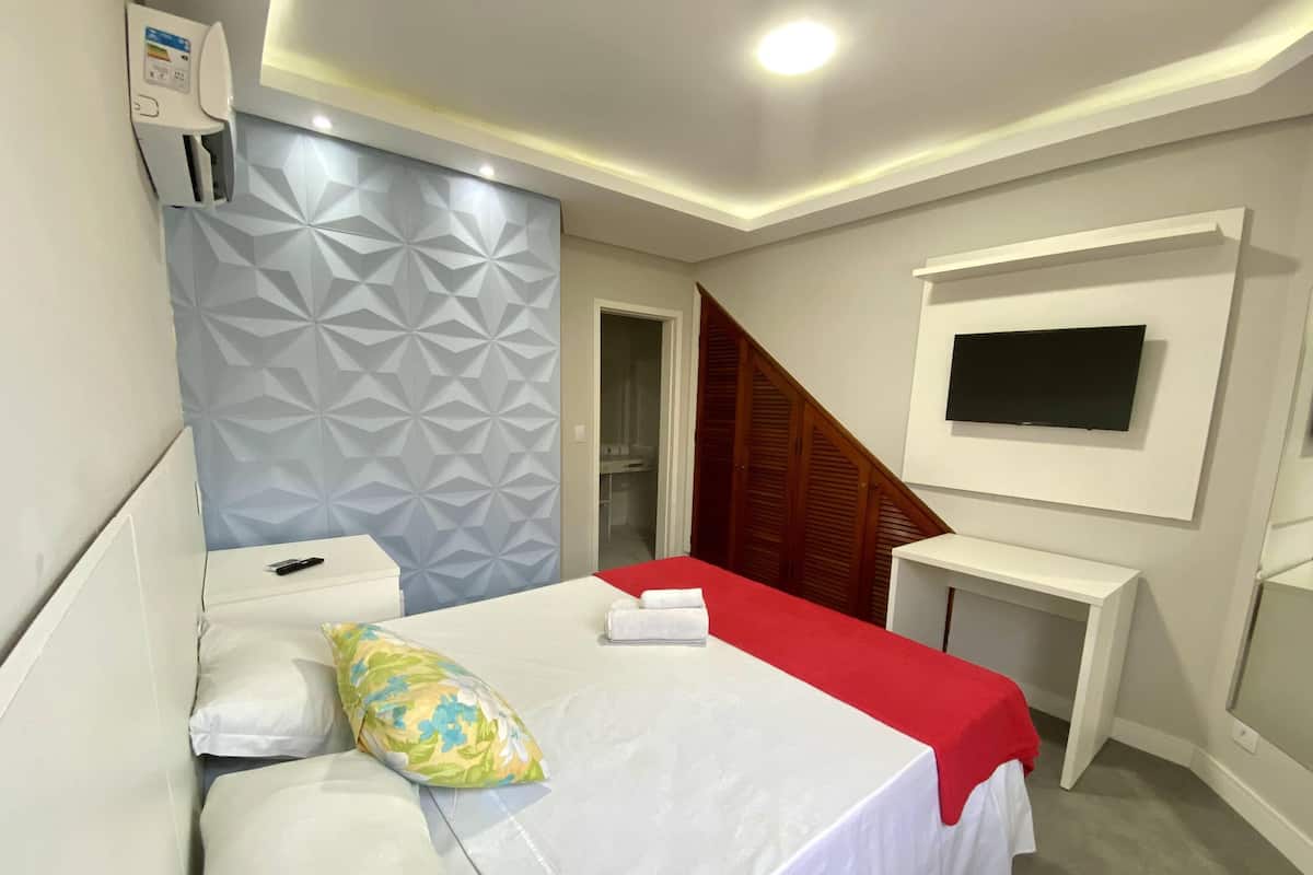 Deluxe Tek Büyük Yataklı Oda, Zemin Kat | 1 yatak odası, minibar, odada kasa, çarşaf takımı