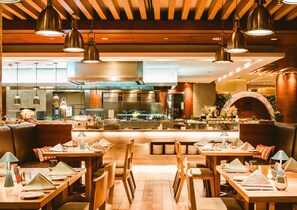 2 restaurants; breakfast, lunch, dinner and brunch served  - DoubleTree by Hilton Dubai - Jumeirah Beach (Dubai)