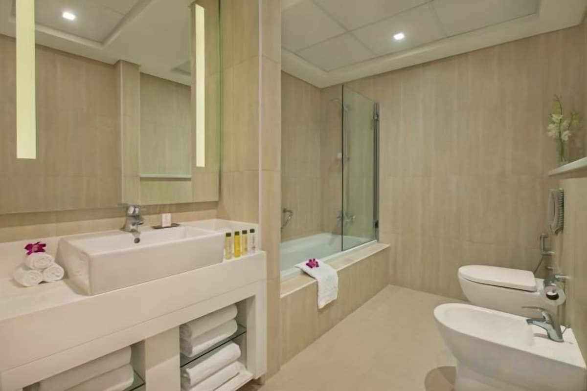 Baño | Ducha y bañera combinadas y artículos de higiene personal gratuitos