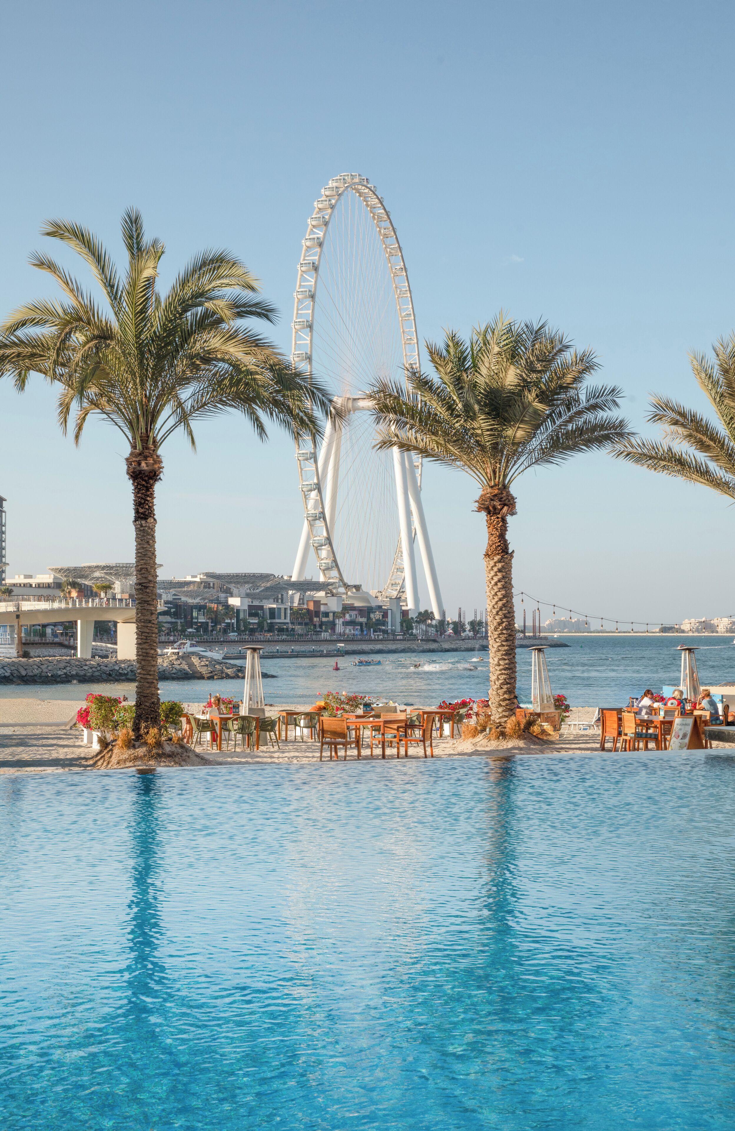 2 piscines extérieures, parasols de plage, chaises longues