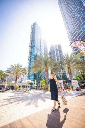 Private beach, free beach cabanas, sun-loungers, beach umbrellas - DoubleTree by Hilton Dubai - Jumeirah Beach (Dubai)