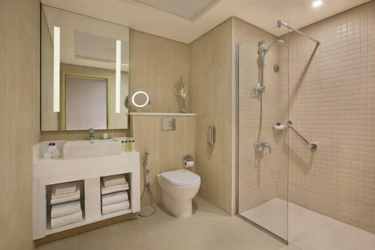 Combined shower/bathtub, free toiletries, hair dryer, bathrobes