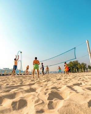 Plage privée, cabines gratuites, chaises longues, parasols