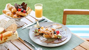 Sarapan prasmanan setiap hari (AED 92 per orang)