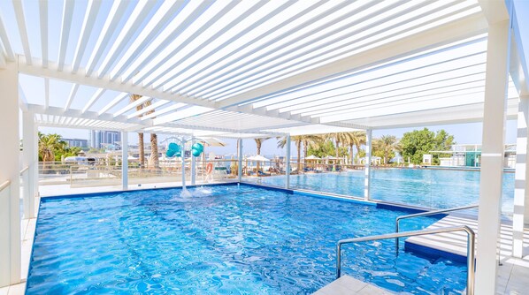 2 albercas al aire libre, sombrillas en la alberca y camastros 